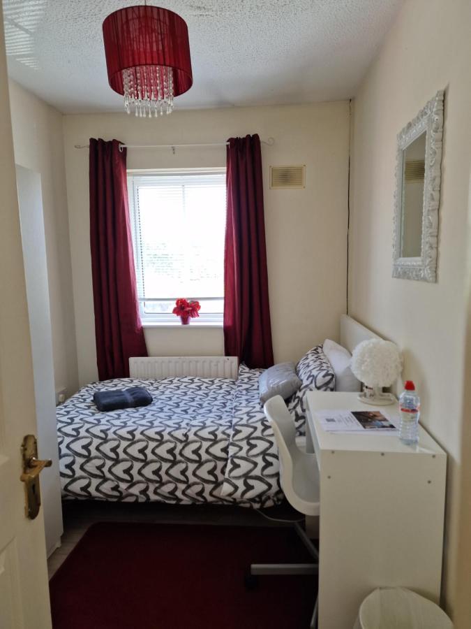 Females Only - Private Bedrooms In Dublin Лукан Экстерьер фото